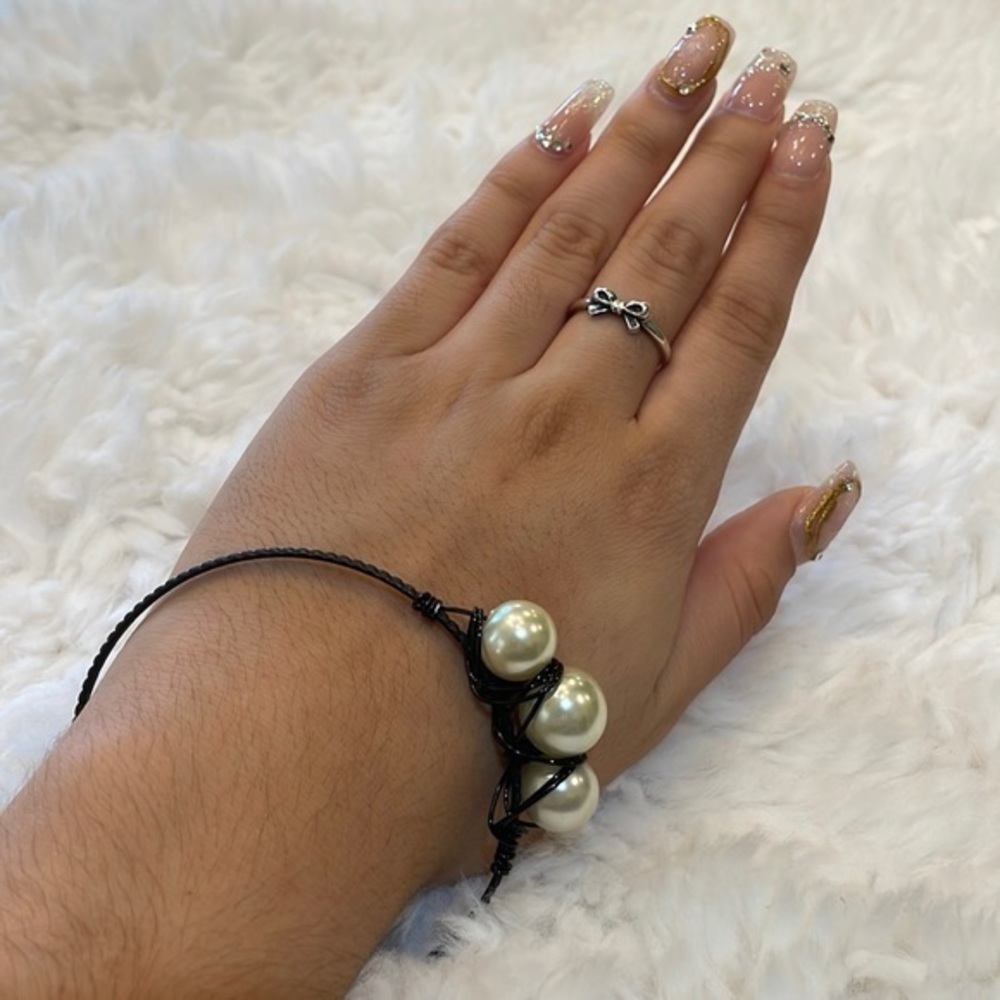 HANDMADE 3 White Pearls Twist Black Metal Bracelet